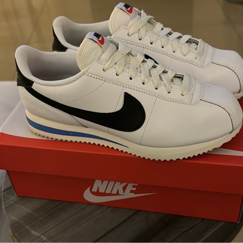 NEW WHITE NIKE CORTZ SIZE 7